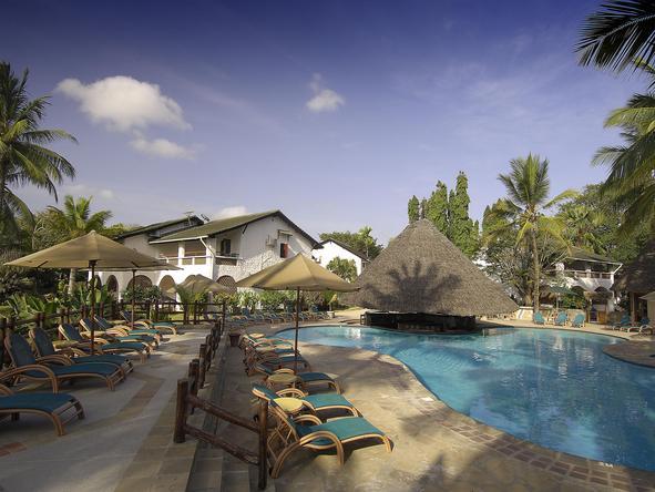 Pinewood Village Beach Resort - Exterior 3 + pool