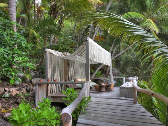 North Island Lodge - walkway and sitting area