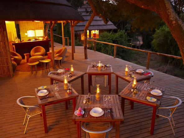 Thonga Beach Lodge - outdoor dinner