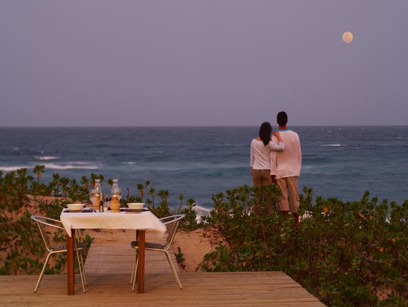 Thonga Beach Lodge - couple having dinner