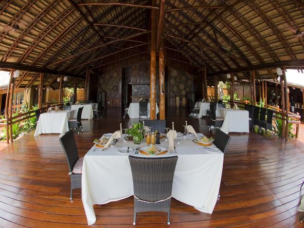 Marlin Lodge - Take a break from the sun to savour a delicious lunch.