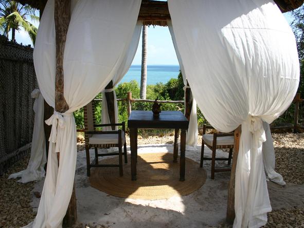 Pole Pole Bungalow Resort - lunch on terrace.