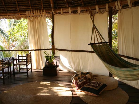 Pole Pole Bungalow Resort - indoor hammock