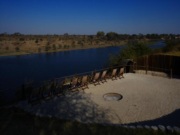 Leroo La Tau  -sunbeds beside river