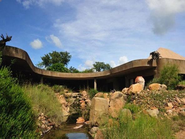 Sabi Sabi Earth Lodge - main lodge exterior
