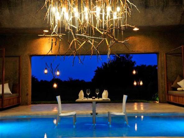 Sabi Sabi Earth Lodge - dinner table in pool
