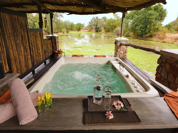 Mfuwe Lodge - outdoor bath