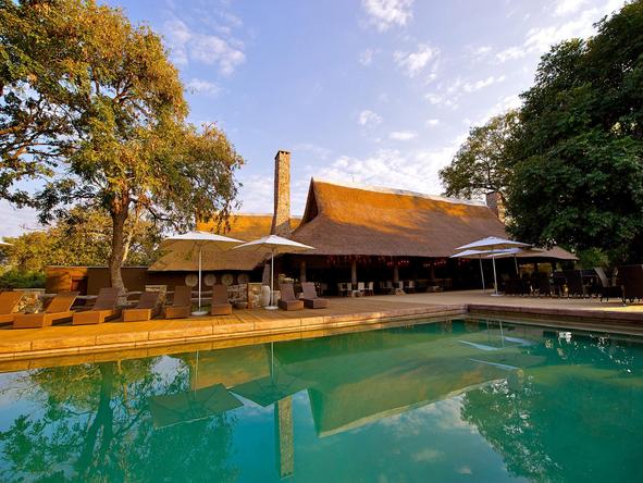 Mfuwe Lodge - swimming pool