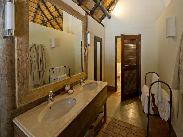 Mfuwe Lodge - bathroom