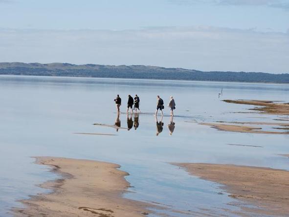 Makakatana Bay Lodge - beach walk