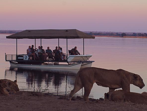 Chiawa Camp - Boating Safari