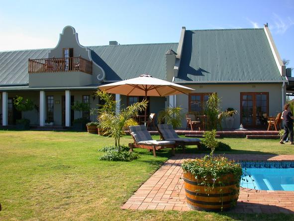 Mooiplaas Guest House - feeding time