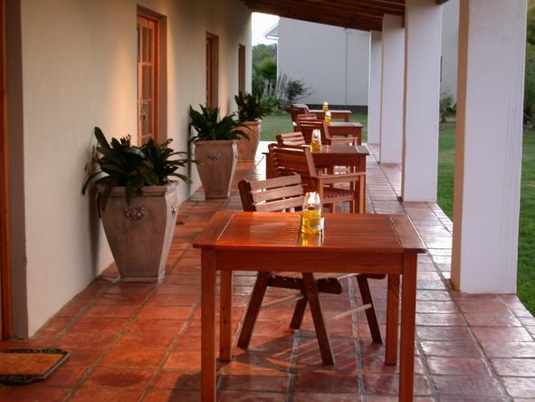 Mooiplaas Guest House - outdoor dining