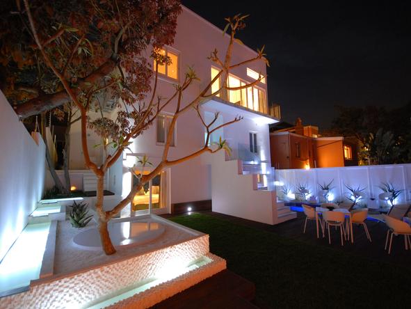Villa Zest Boutique Hotel - garden at night
