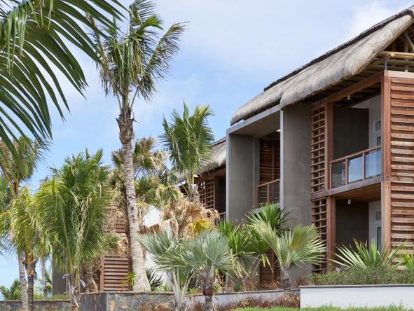 Long Beach, Exterior.