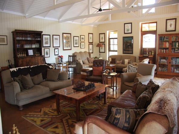 Three Tree Hill Lodge - Lounge