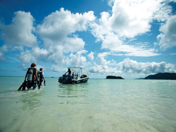 Paradise Sun - guests with boat