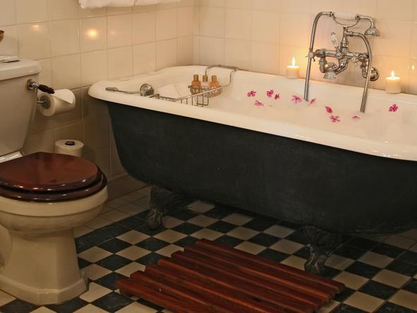 Victoria Falls Hotel - Bathroom 