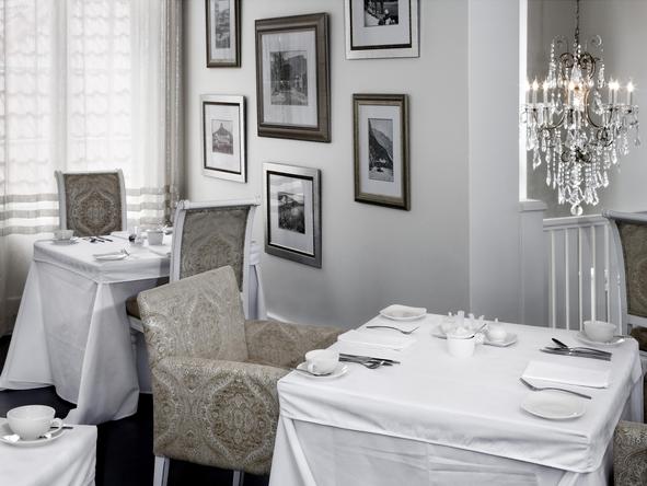 More Quarters Apartment Hotel - Dining 