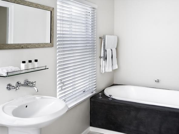 More Quarters Apartment Hotel - Bathroom 