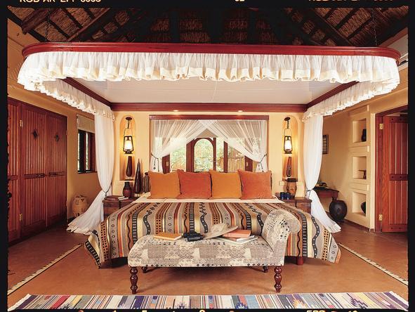 Chobe Chilwero - luxury four poster bed at Chobe Chilwero