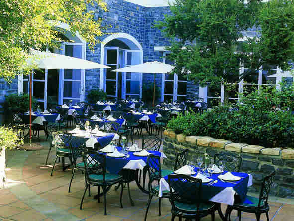 Commodore - patio dining