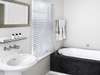 More Quarters Apartment Hotel - Bathroom 